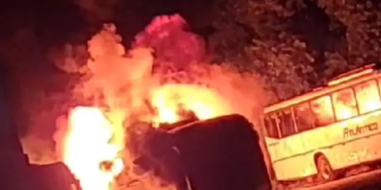 Homem é preso em flagrante após incendiar três ônibus e um carro no interior da Bahia