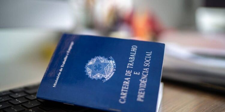 Desemprego cai a 7,7% em setembro, com recorde de trabalhadores ocupados no país, diz IBGE