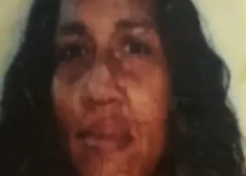 Velório é interrompido na BA após filho notar marcas de violência no corpo da mãe; mulher foi internada em hospital com AVC