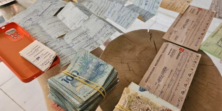 Prefeito de cidade na BA é preso após ser encontrado com armas e drogas durante operação da Polícia Federal
