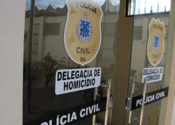 PMs suspeitos de matar homem após retirar vítima de casa são presos na BA; agentes teriam mudado versão dos fatos