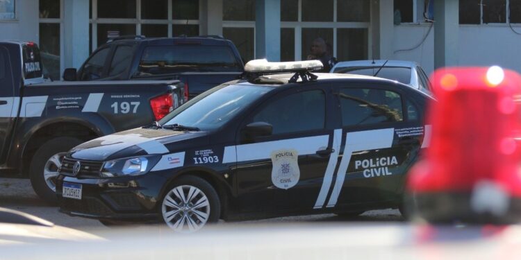 Três pessoas são mortas a tiros após casa onde estavam ser invadida por homens armados no interior da Bahia; suspeito foi preso