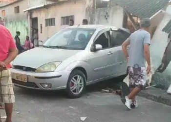 Mulher morre atropelada por carro dirigido por adolescente de 13 anos na Bahia; garoto pegou veículo sem autorização da mãe