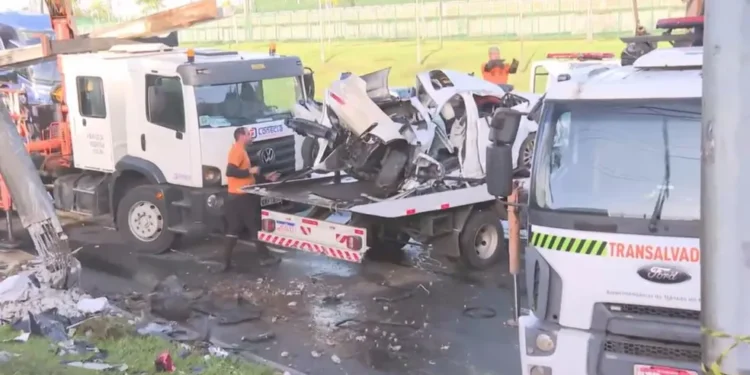 Dois homens morrem após carro bater em poste na Avenida Paralela, em Salvador; veículo ficou totalmente destruído