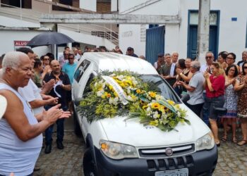 Despedida de médico baiano morto em quiosque no RJ é marcada por forte comoção
