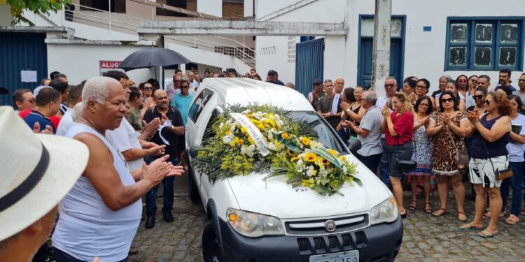 Despedida de médico baiano morto em quiosque no RJ é marcada por forte comoção