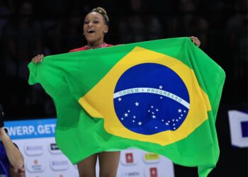 Rebeca Andrade é bicampeã mundial do salto em cima de Simone Biles