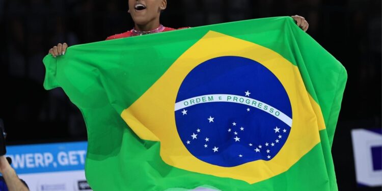 Rebeca Andrade é bicampeã mundial do salto em cima de Simone Biles