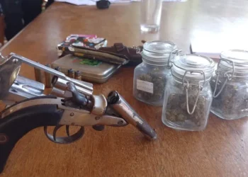 Prefeito de cidade da Bahia preso com armas e drogas durante operação da PF é solto após pagar fiança de R$ 3 mil