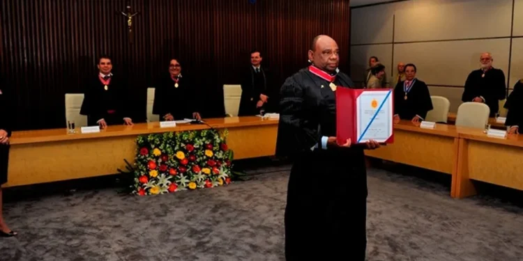 Prisão domiciliar para suspeito de chefiar tráfico e dúvidas em relação a idade: entenda porque desembargador foi afastado na BA