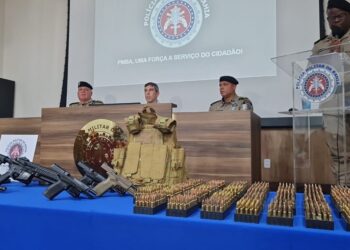 Fuga de detentos em complexo penal na BA contou com apoio de grupo armado com fuzis; PM apreendeu armas após confronto
