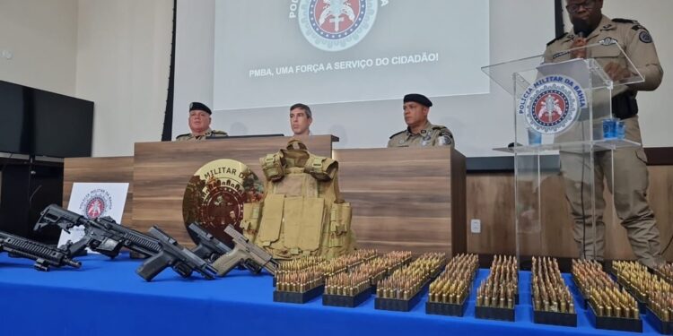 Fuga de detentos em complexo penal na BA contou com apoio de grupo armado com fuzis; PM apreendeu armas após confronto