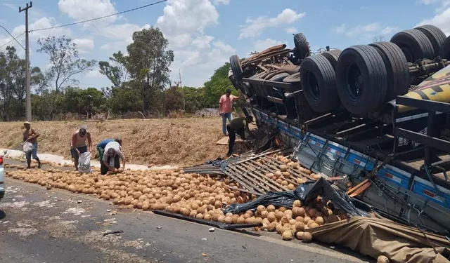 Homem morre e uma pessoa fica ferida após batida entre carro e caminhão na BA; veículo de carga capotou