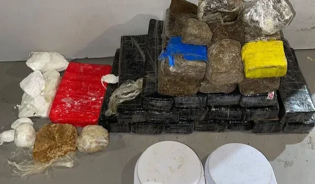 Quase 30kg de drogas são encontrados dentro de barril enterrado em trilha de destino turístico da Bahia
