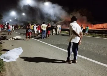Dois morrem após batida entre moto e veículo na BR-324, trecho do distrito do Bessa