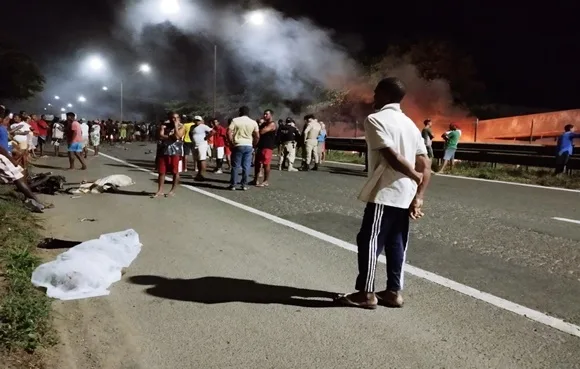 Dois morrem após batida entre moto e veículo na BR-324, trecho do distrito do Bessa