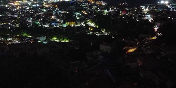 315 mil imóveis da Grande SP seguem sem energia mais de três dias após o temporal