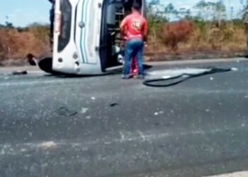 Mulher morre e 12 pessoas ficam feridas após ônibus tombar na BR-110, em Alagoinhas