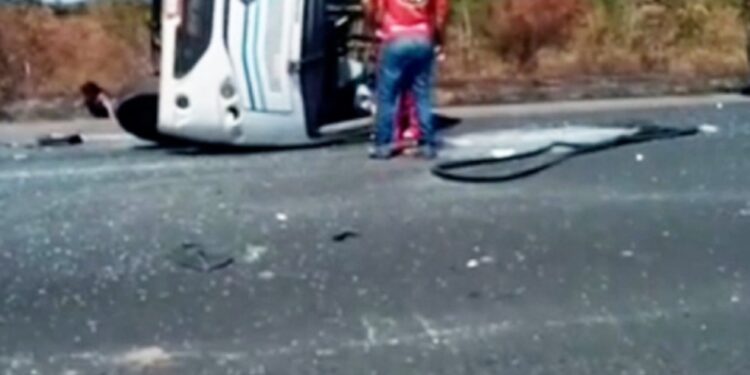 Mulher morre e 12 pessoas ficam feridas após ônibus tombar na BR-110, em Alagoinhas