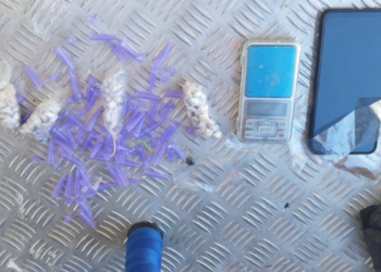 Dois homens com quase 100 pedras de crack são presos pela PM em Lauro de Freitas