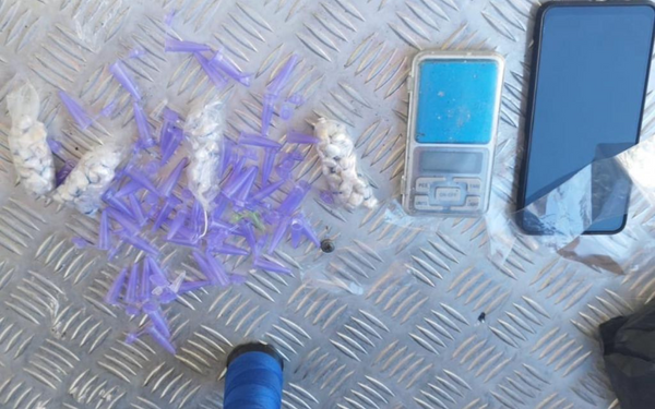 Dois homens com quase 100 pedras de crack são presos pela PM em Lauro de Freitas