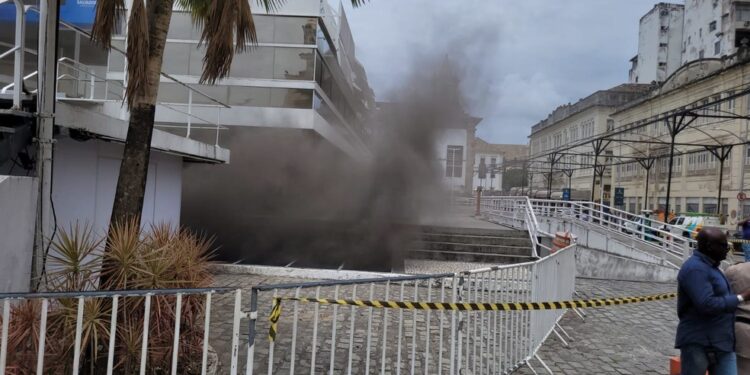 Incêndio atinge Prefeitura de Salvador e Elevador Lacerda é fechado