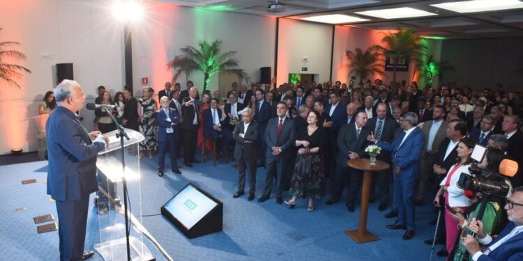 Novo presidente da Fieb é empossado e promete fortalecer serviços no interior, micros e pequenas empresas