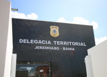 Quatro pessoas da mesma família são encontradas mortas com marcas de tiros dentro de carro na Bahia
