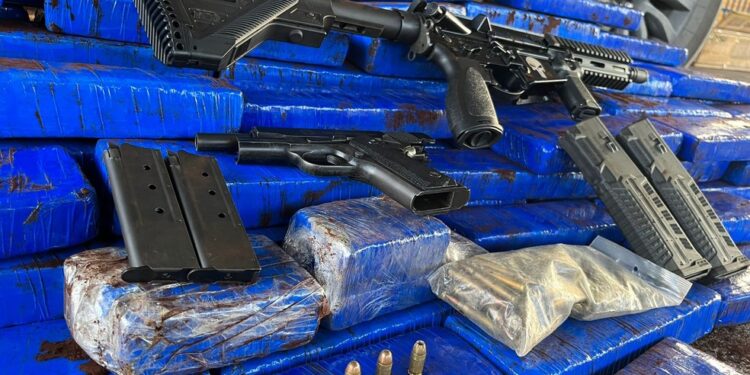 Mais de 100 kg de maconha são apreendidos em carro no oeste da Bahia