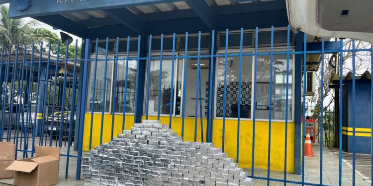 Homem é perseguido pela PRF e preso após ser flagrado com 247 kg de cocaína em carro na Bahia
