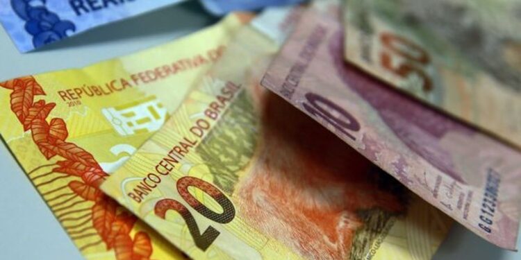 Com novo cálculo, salário mínimo deve subir para R$ 1.412 em 2024