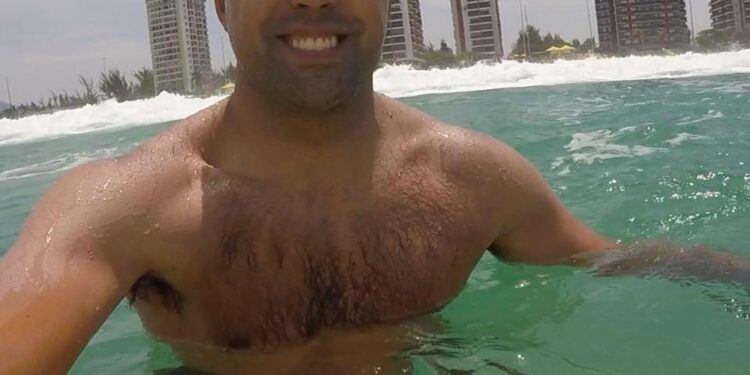 Entenda como fazer a manobra de Heimlich, técnica que pode salvar vidas em casos de engasgo