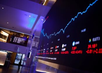 Ibovespa engata 4ª alta seguida e fecha aos 134 mil pontos pela primeira vez; dólar sobe