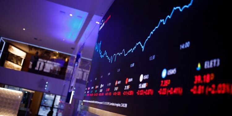 Ibovespa engata 4ª alta seguida e fecha aos 134 mil pontos pela primeira vez; dólar sobe