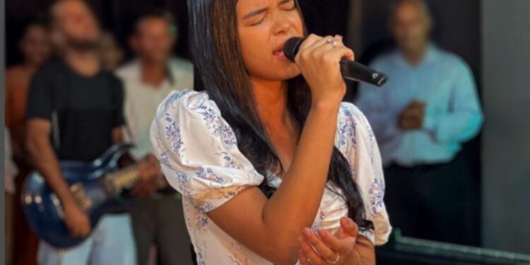 Cantora gospel de 18 anos morre após batida entre ambulância e carreta no sul da Bahia