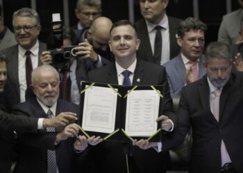 Congresso promulga a reforma tributária com a presença dos presidentes dos três poderes