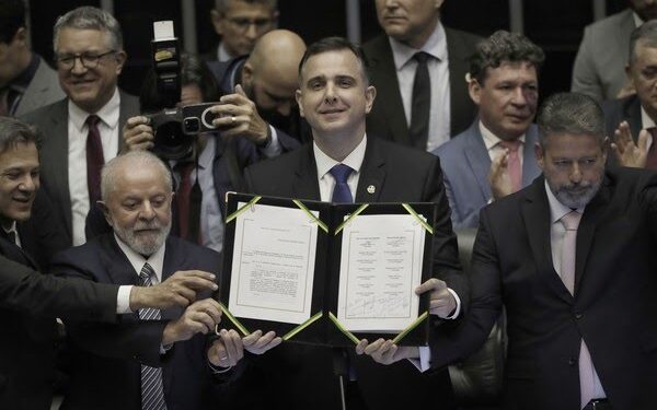 Congresso promulga a reforma tributária com a presença dos presidentes dos três poderes