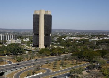 Copom corta taxa Selic de 12,25% para 11,75% ao ano e projeta novos cortes em 2024