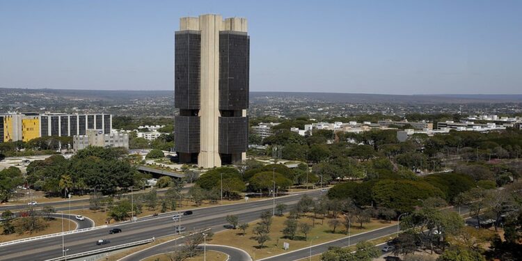 Copom corta taxa Selic de 12,25% para 11,75% ao ano e projeta novos cortes em 2024