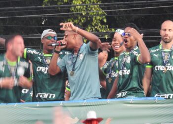 Palmeiras é recebido com festa no CT, e jogadores provocam Santos e Botafogo: “Tiquinho Soares pipoca”