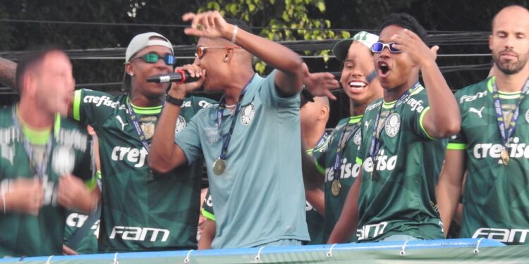 Palmeiras é recebido com festa no CT, e jogadores provocam Santos e Botafogo: “Tiquinho Soares pipoca”