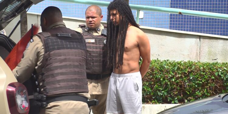 Norte-americano investigado por suspeita de esfaquear namorada e taxista na Bahia morre após cair do quinto andar de hotel