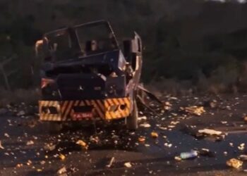 Carro-forte fica destruído após ser explodido em tentativa de roubo na Bahia