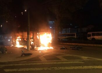Ônibus e veículos são incendiados após Santos ser rebaixado no Campeonato Brasileiro