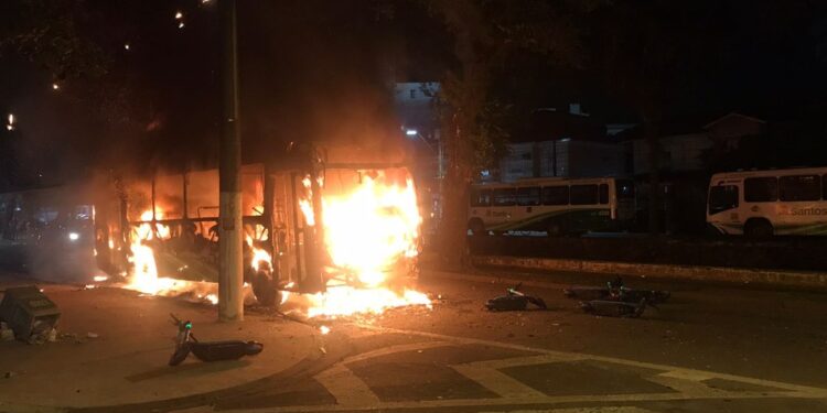 Ônibus e veículos são incendiados após Santos ser rebaixado no Campeonato Brasileiro