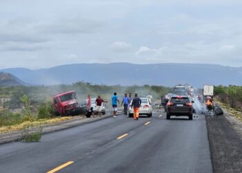 Casal morre após carro bater de frente com caminhão-guincho e pegar fogo em rodovia na Bahia