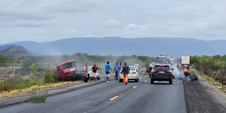 Casal morre após carro bater de frente com caminhão-guincho e pegar fogo em rodovia na Bahia