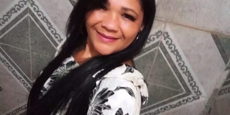 Mulher é morta a facadas após discussão com o marido em bar do norte da Bahia; suspeito foi preso