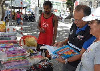 PROCON realiza ação educativa na Feira do Livro Usado