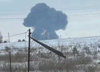 Avião com prisioneiros ucranianos cai na Rússia e deixa 74 mortos